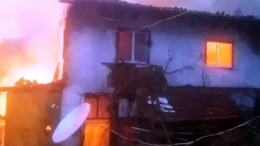 Simav'da çıkan yangında iki ahşap ev tamamen yandı