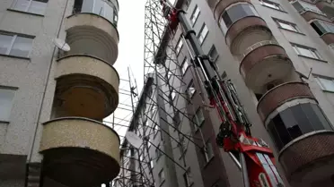 Yıllardır apartman sakinlerinin başına bela olmuştu... İki apartman arasındaki yüksek gerilim hattı direği kaldırıldı