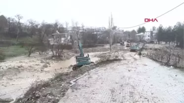 ADIYAMAN'DA, SEL SULARINA KAPILAN ANNE VE KIZINI ARAMA ÇALIŞMALARI SÜRÜYOR