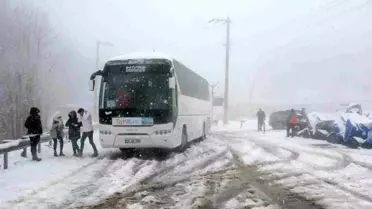 Kartepe'de kar aniden bastırınca araçlar zirveye çıkamadı