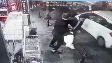 Galata'da dehşet anları kamerada: Otomobil yayaların arasına daldı
