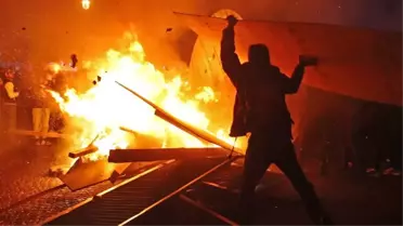 Fransa'da sokaklar yangın yeri! Protestocular belediye binasını ateşe verdi