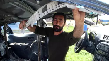 İki iş yeri yıkılan esnaf depremin izlerini bahçesinde çalışarak siliyor