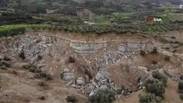 Hatay Altınözü'nde büyük depremler sonrası dev yarıklar oluştu