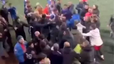 Üsküdar'da yeşil saha karıştı: Futbolcular birbirine girdi