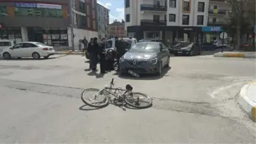 OTOMOBİLİN ÇARPTIĞI BİSİKLETLİ KURYE YARALANDI