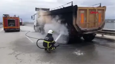 SEYİR HALİNDEKİ ASFALT YÜKLÜ TIR, LASTİKLERİNİN ALEV ALMASI SONUCU YANDI