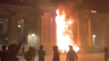 Fransa'da Bordeaux Belediye binası ateşe verildiÜlke genelinde 457 kişi gözaltına alındı
