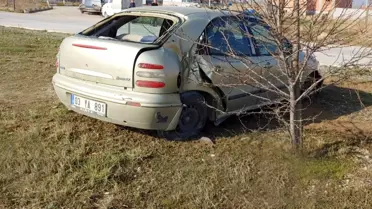 Aydınlatma direğine çarpan otomobilin sürücüsü kazayı yaralı atlattı