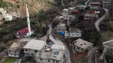 Depremin yıkamadığını dağdan kopan kayalar yıktı