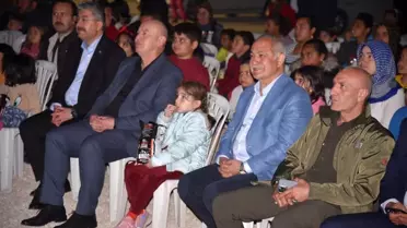 Depremzede çocuklar ve il protokolü Tosun Paşa' filmiyle moral buldu