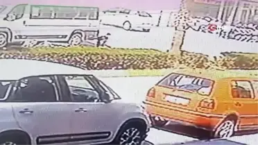 Park halindeki okul servisine böyle çarptılar