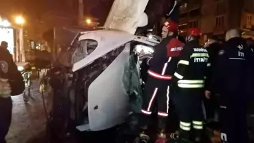 Porsche marka lüks araç kaldırıma çarparak yan yattı: 1 yaralı