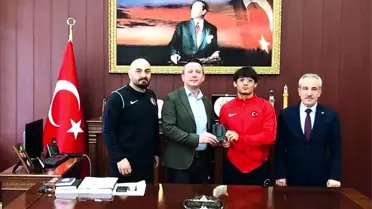 Kaymakam Görmüş'ten başarılı güreşçiye ödül