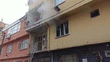 YANGINDA BALKONDA MAHSUR KALAN ANNEANNE İLE TORUNU, DEMİR PARMAKLIKLAR KESİLEREK KURTARILDI