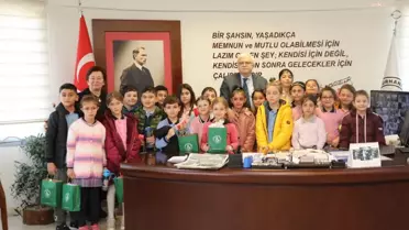 Burhaniye Belediye Başkanı Deveciler, İlkokullu Misafirlerini Makamında Ağırladı