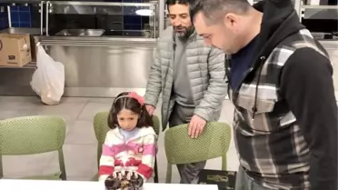 Depremzede minik Arzu'ya doğum günü sürpriz