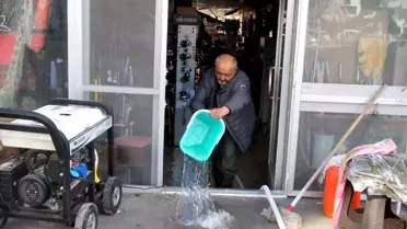 İskenderun'da deniz seviyesi yükseldi, esnaf deniz suyu tahliye ediyor