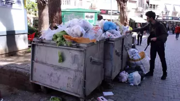 Karşıyaka'nın her köşe başında çöp yığını birikti