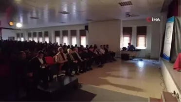 Erciş'te 'Pembe Aslında Siyahtır' oyunu sahnelendi