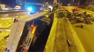 İSTANBUL-MALTEPE'DE MERMER YÜKLÜ TIR D-100 KARAYOLU'NA UÇTU: 1 YARALI