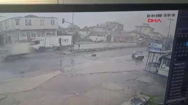 Minibüsün çarptığı otomobilin sürücüsü öldü; kaza kamerada