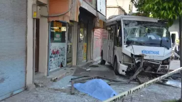 Adana'da dolmuş, otobüs durağına daldı; 1 ölü, 7 yaralı