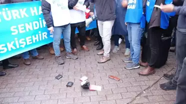 Eskişehir'de Türk Harb-İş Sendikası Üyesi İşçilerden 'Boş Cüzdanlı' Protesto