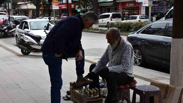 Ayakkabı boyayarak 6 evlat büyütüp, iki kez umreye gitti