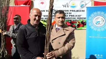 Erciş'te yetiştiricilere 25 bin meyve fidanı dağıtıldı