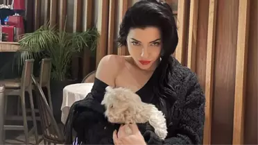 Transparan kıyafetinin içine göğüs bandı takan Merve Boluğur sosyal medyanın diline düştü! Görenler çıplak sandı