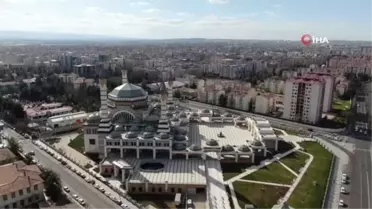 Cumhurbaşkanı Erdoğan'ın dün açılışını yaptığı Selahaddin Eyyubi Camii'ni vatandaşlar ziyaret etti