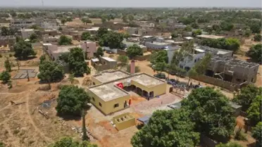 İHH, Mali'deki ihtiyaç sahibi çocuklara bayramlık dağıttı