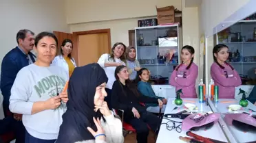 Kursiyerler yaptıkları saç bakımıyla öğrencileri sevindirdi