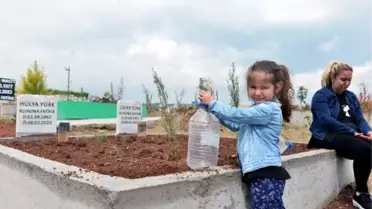 Adana'da depremde hayatını kaybedenlerin yakınları mezarlıkları ziyaret etti
