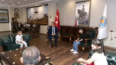 Mersin Büyükşehir Belediye Başkanı Vahap Seçer 23 Nisan'da öğrencileri ağırladı