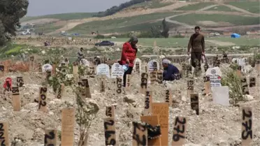 Hatay'da depremde yıkılan mezarlıklar ziyaret edildi