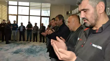 Eskişehir'deki Doğan Aslan Bey KYK Yurdunda Depremzedeler Bayram Namazı Kıldı
