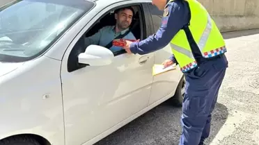 Jandarma ekipleri sürücülere bayram ikramında bulundu