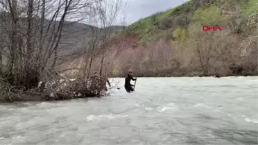 Tunceli'de Munzur Çayı'na uçan otomobildeki gençler aranıyor