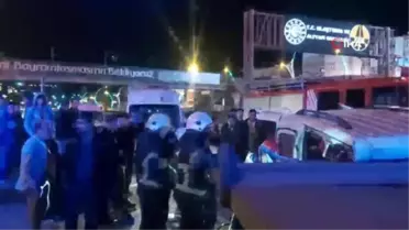 Kocaeli'de Tıra Çarpan Hafif Ticari Araçta 2'si Ağır 4 Kişi Yaralandı