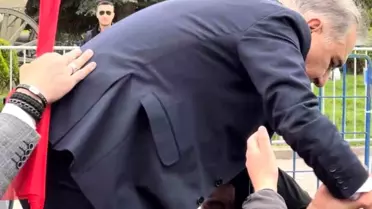 Milletvekili adayı miting alanına girmek için bariyerlerin üzerine çıktı