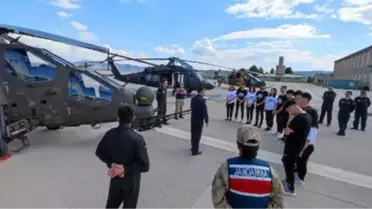 Siirt'te Dünya Pilotlar Günü kapsamında öğrencilere ATAK helikopteri gösterisi