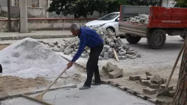 Burhaniye'de yol yapım ve onarım çalışmaları devam ediyor