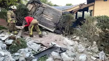 Bahçelievlerde kaza: Sürücü kaldırımı ve kafenin duvarını aşarak bahçeye uçtu