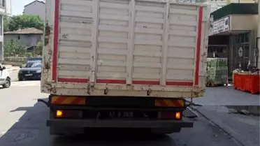 Belediye kamyonunun dorse kapağı açılınca otobüs durağındaki kişinin başına çarptı