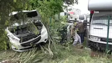 Kontrolden çıkan otomobil yol kenarındaki tel örgülere çarparak durabildi