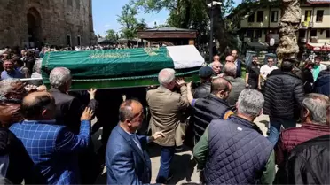 Fenerbahçe'nin efsane 103 gollü sezonunda kadroda yer alan eski futbolcu Ergin Parlar son yolculuğuna uğurlandı