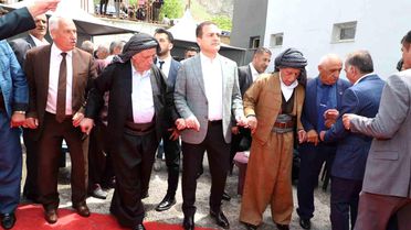 Hakkari Valisi ve Belediye Başkan Vekili İdris Akbıyık Jirki aşireti düğününde halay çekti