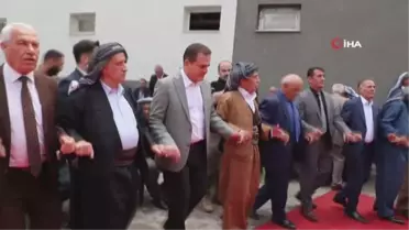 Vali Akbıyık aşiret liderleriyle halay çekti